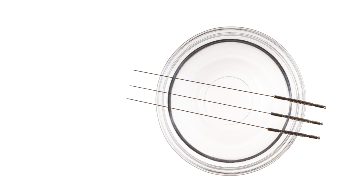 acupuncture aiguille sur plat de verre